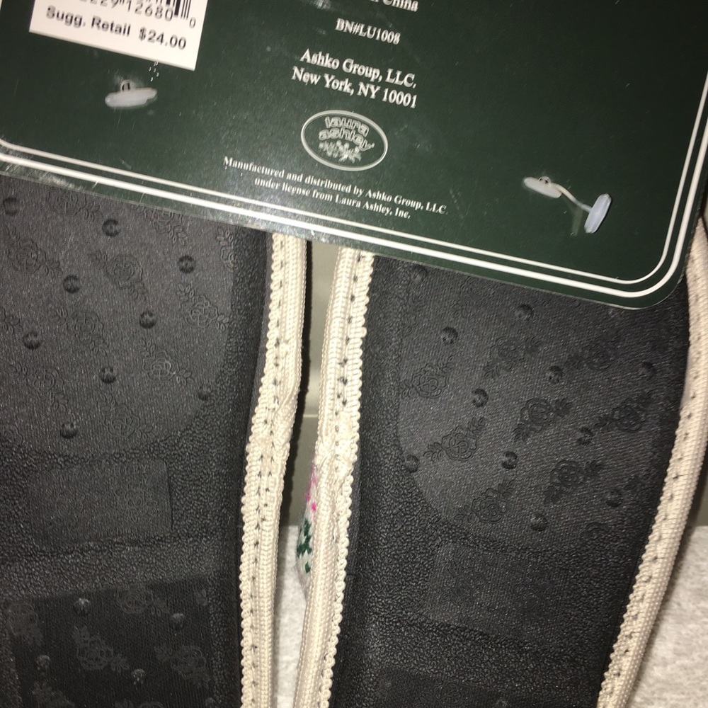 Sooo cute NWT slippers very comfortable size 5or 6 - Picture 2 of 2